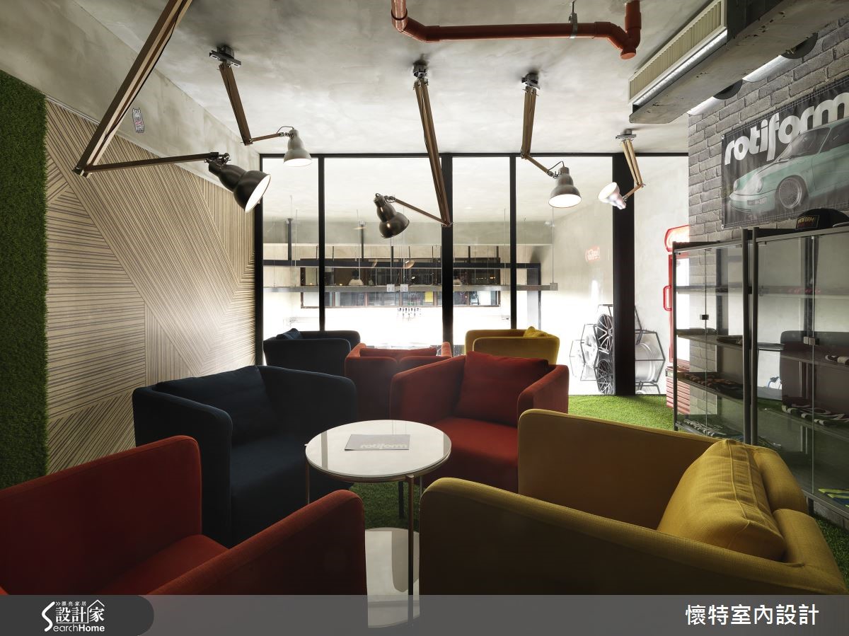 設計師善用挑高空間與工業風建材,打造宛如 Transform
